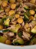 Salada de grão com curgete e atum