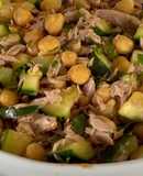 Salada de grão com curgete e atum