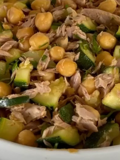 Foto de Salada de grão com curgete e atum