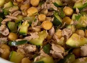 Foto de Salada de grão com curgete e atum