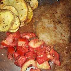 Una foto de Milanesas caseras con papas rústicas y ensalada