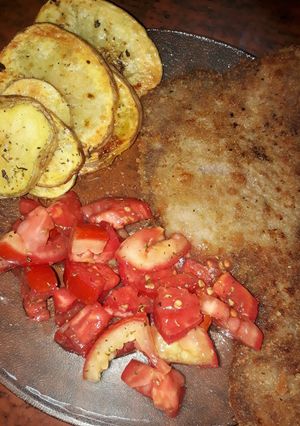 Una foto de Milanesas caseras con papas rústicas y ensalada