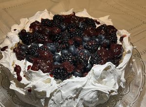 Una foto de Paulova de Moras y Arándanos. #calendario2026