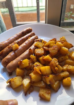Una foto de Salchichas al vino con papas en airfryer