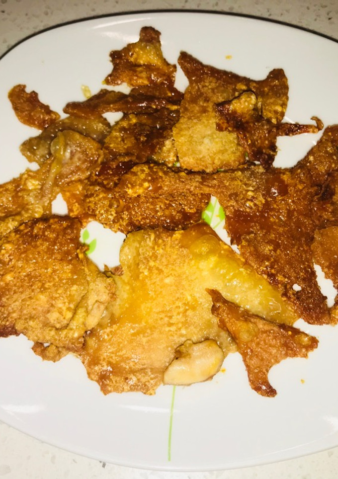 Una foto de Snack de piel de pollo asada y crujiente