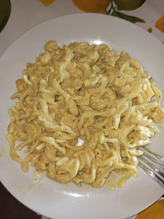 Una foto de Pasta con pollo, nata y curry 😋