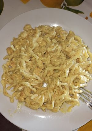 Una foto de Pasta con pollo, nata y curry 😋