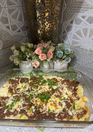 صورة لوصفة مكعبات البطاطس بالصلصة البيضاء واللحمة المفرومة