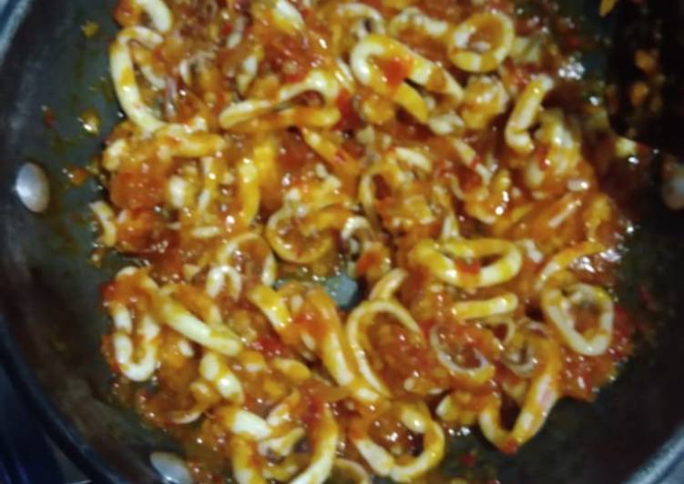 Bagaimana Menyiapkan Sambal cumi Lezat