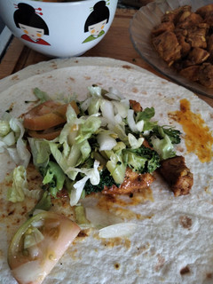 Una foto de Tacos de pechuga pollo, pico de gallo y especias