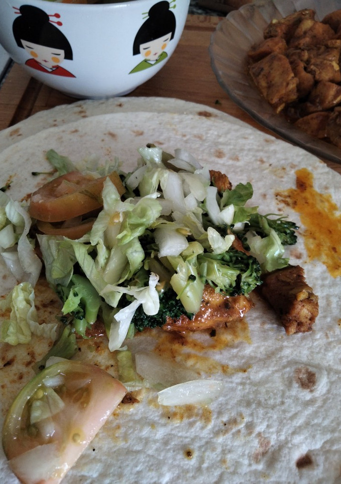 Una foto de Tacos de pechuga pollo, pico de gallo y especias
