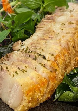 Hình của món Thịt lợn nướng lá mắc mật.