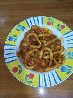 Una foto de Calamares en salsa de tomate con gambas