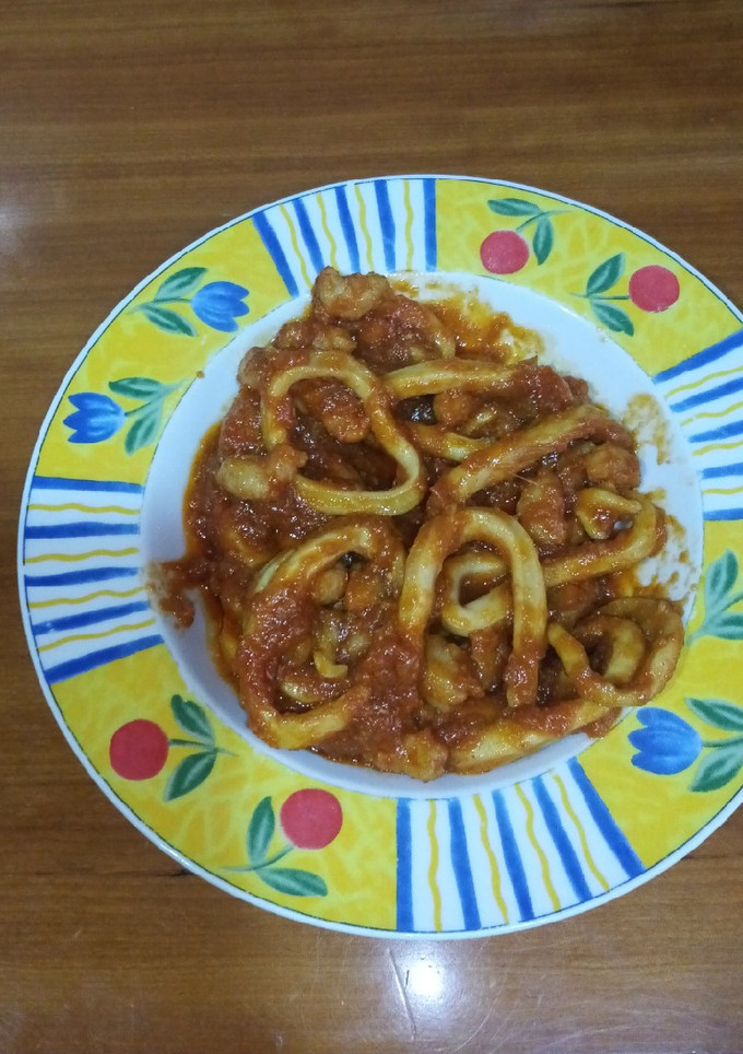 Una foto de Calamares en salsa de tomate con gambas