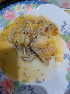 Una foto de Merluza en salsa con gambas y gulas