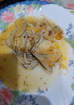 Una foto de Merluza en salsa con gambas y gulas