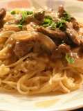 Pasta cuatro quesos con strogonoff de lomito