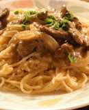 Pasta cuatro quesos con strogonoff de lomito