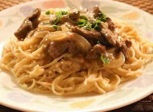 Una foto de Pasta cuatro quesos con strogonoff de lomito