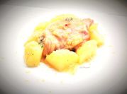 Una foto di sovracosce di pollo patate