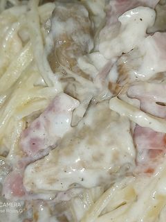 Una foto de Tallarines con cebolleta, setas y bacon, y nata