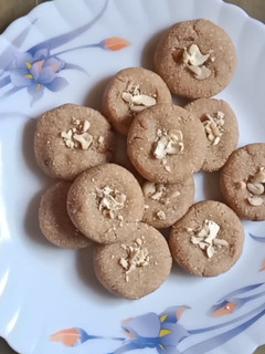 चावल के आटे और सूजी से बना पेड़ा(chawal ke aate aur suji se bna pedha recipe in hindi) रेसिपी मुख्य फोटो