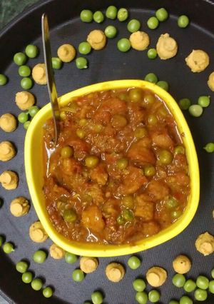 A picture of Moong dal badi and matar mix.