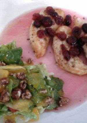 Una foto de Pollo en salsa de arándanos