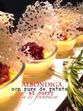 Albóndiga con puré de patata al curry y salsa de frambuesa