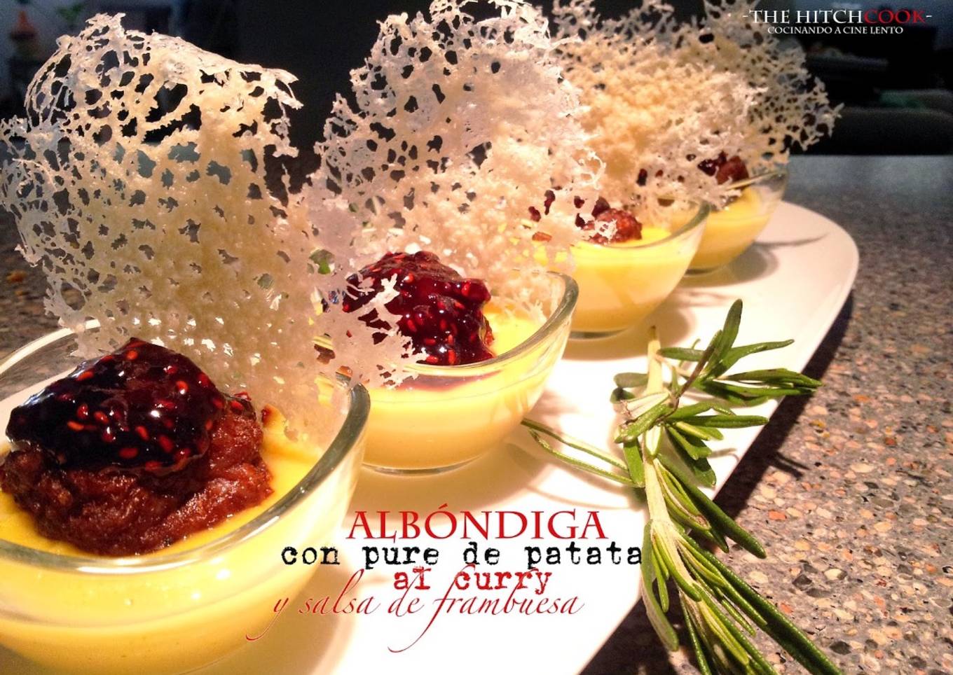 Albóndiga con puré de patata al curry y salsa de frambuesa