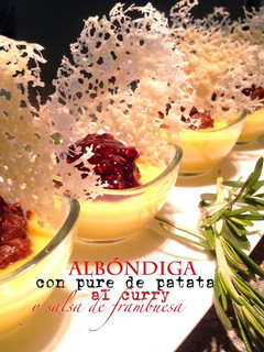 Una foto de Albóndiga con puré de patata al curry y salsa de frambuesa