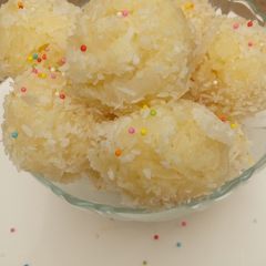 A picture of Coconut laddo.