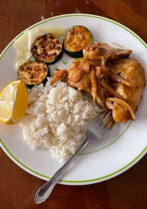 Hình của món Cơm gà và squash chiên.