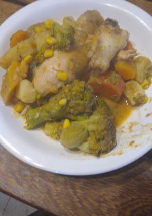 Una foto de Pollo con verduras natural