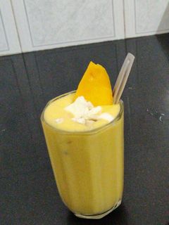 મેંગો લસ્સી (mango lassi recipe in gujarati) રેસીપી મુખ્ય ફોટો