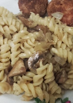 Una foto de Fideos encebollados con champigñones