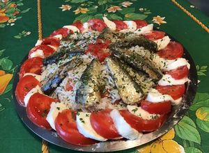 Une photo de Salade de riz aux sardines, tomates et mozzarella di buffala