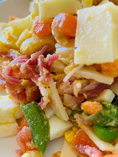Una foto de Ensaladilla a mi estilo🥔🥕🥚🧀