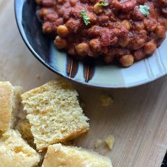 A picture of Vegan Chili and Sweet Cornbread !.