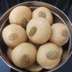 Rava besan laddu A picture of Rava besan laddu.