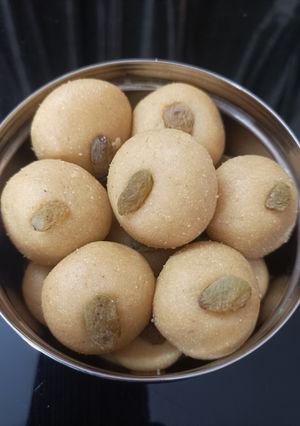 A picture of Rava besan laddu.