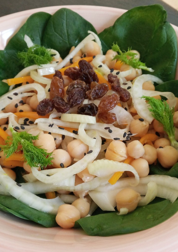 Una foto de Ensalada de garbanzos con verduras
