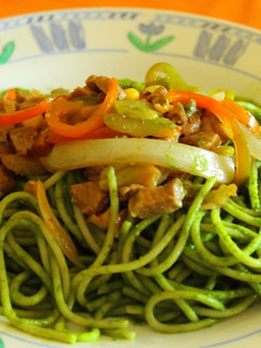 Una foto de Tallarín verde con con carne salteado