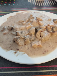 Una foto de Sepia con champiñones en salsa de almendras