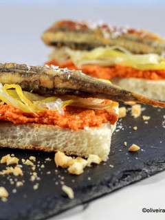 Una foto de Boquerones fritos con puerros y romesco