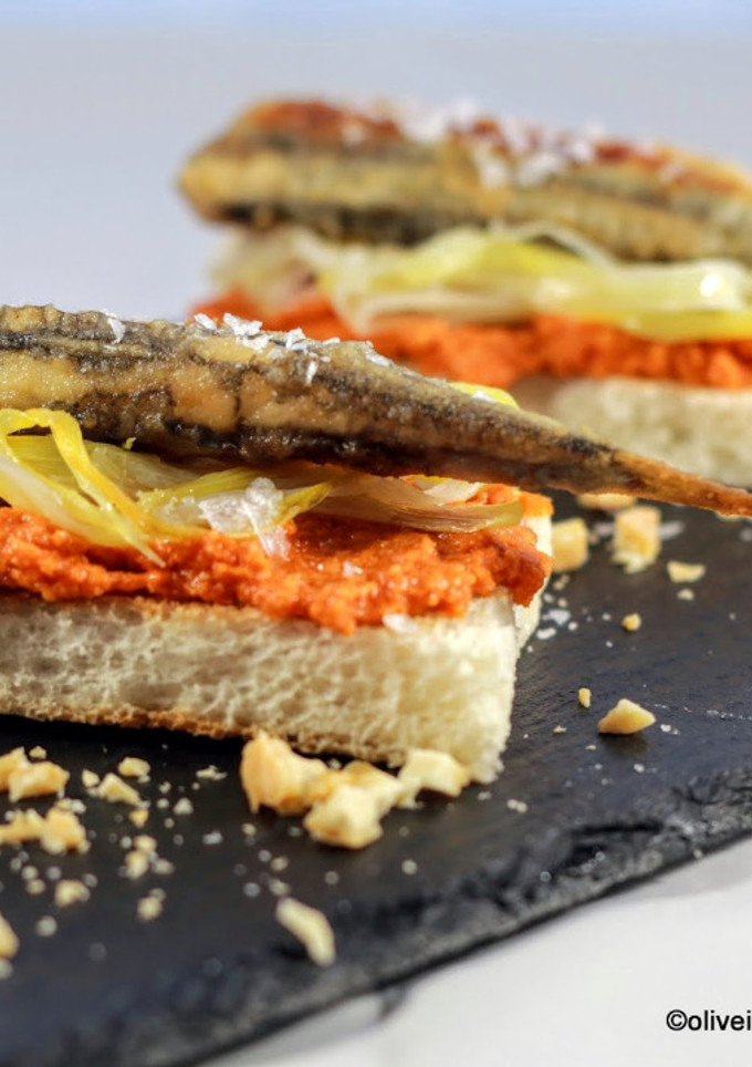 Una foto de Boquerones fritos con  puerros y romesco
