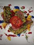 Tagliata di manzo in crosta di patè di olive nere e pistacchi
