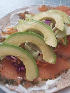 Una foto de Wrap de salmón marinado