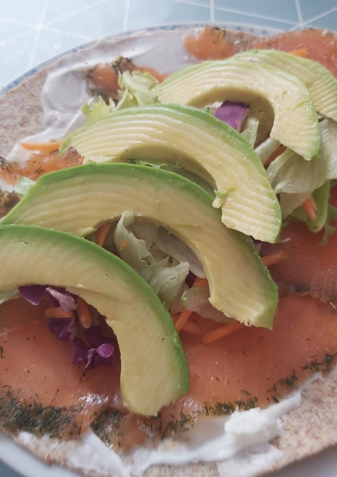 Una foto de Wrap de salmón marinado
