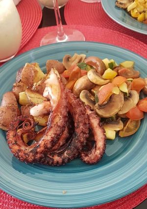 Una foto de Pulpo a la plancha con papas al Romero y verduras salteadas